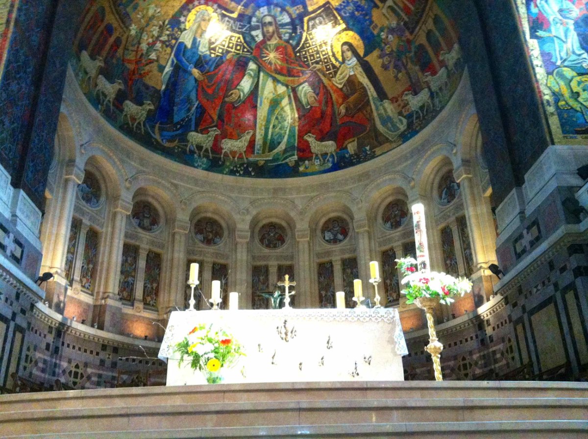L'autel de la basilique est prêt pour la messe du mardi après-midi.