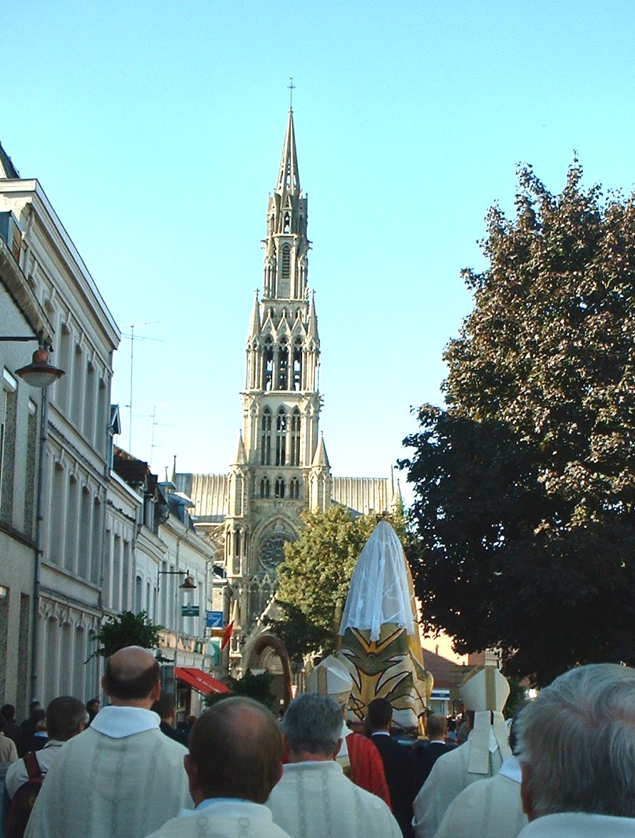 Notre Dame passe devant la Basilique