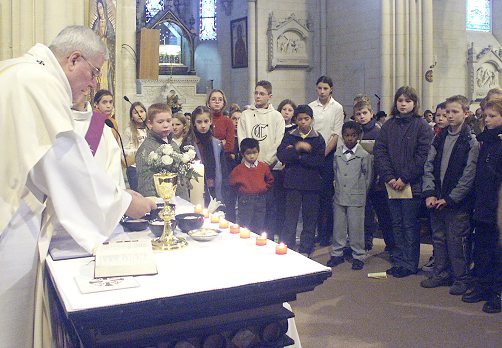 Au Notre Père , les enfants autour de l'autel 4
