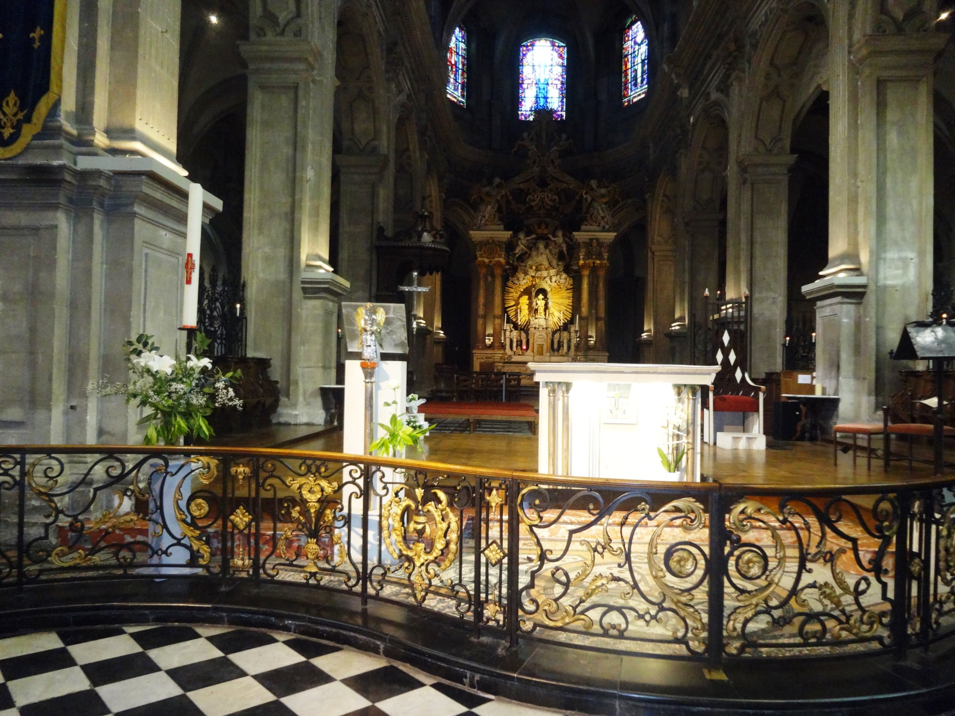 Au fond : le Maître-autel
devant : l'autel Goudji, l'ambon et la cathèdre