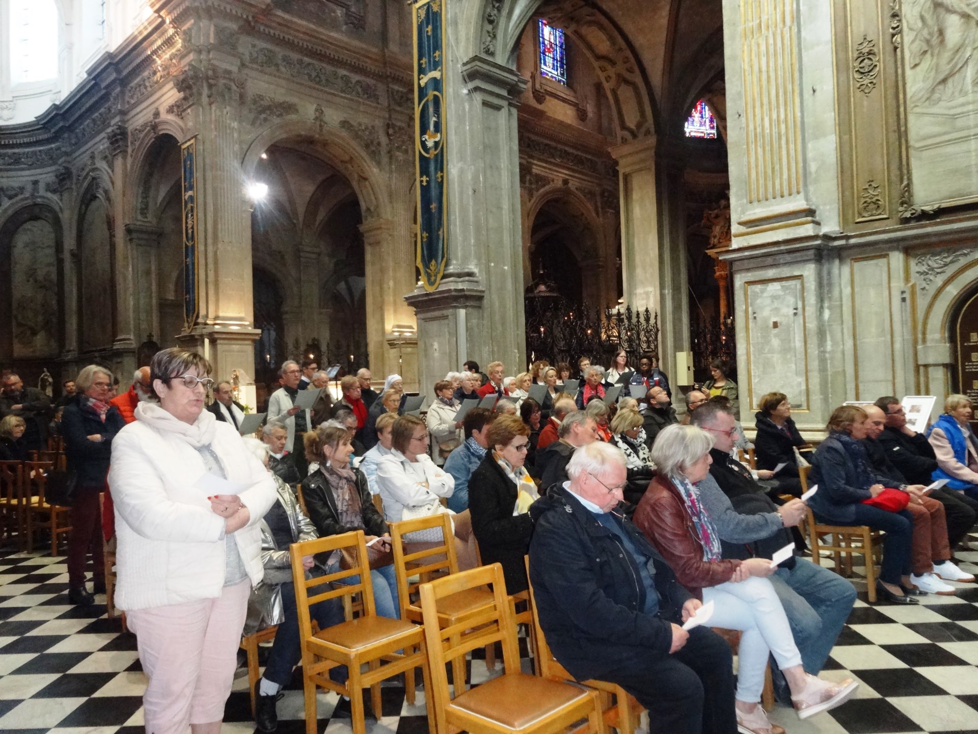 devant l'icône Notre-Dame de Grâce