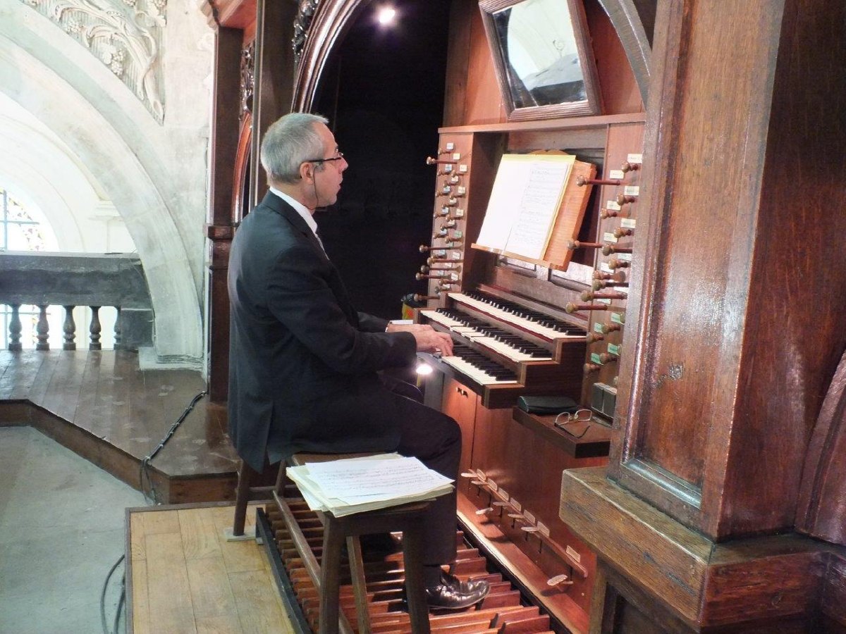 l'organiste Monsieur Bachelet.jpg