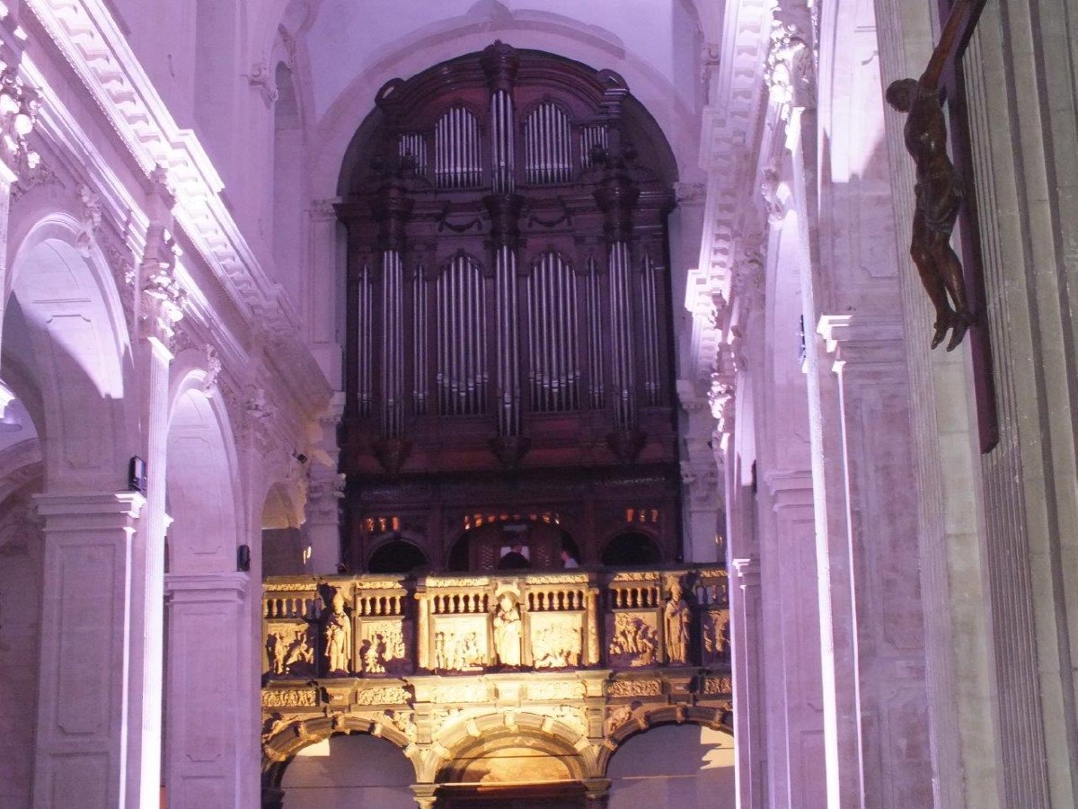 L'orgue et le jubé vus de la nef