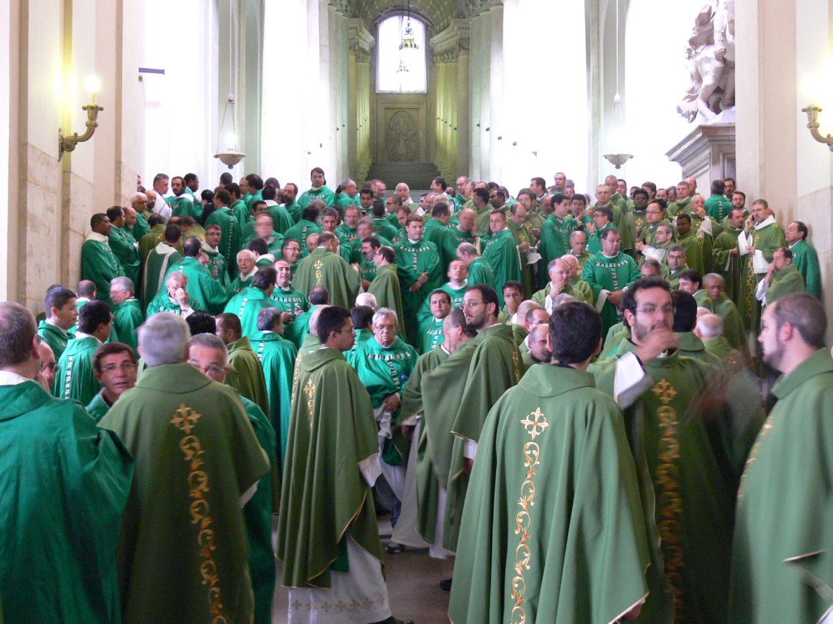 une partie des prêtres avant la messe