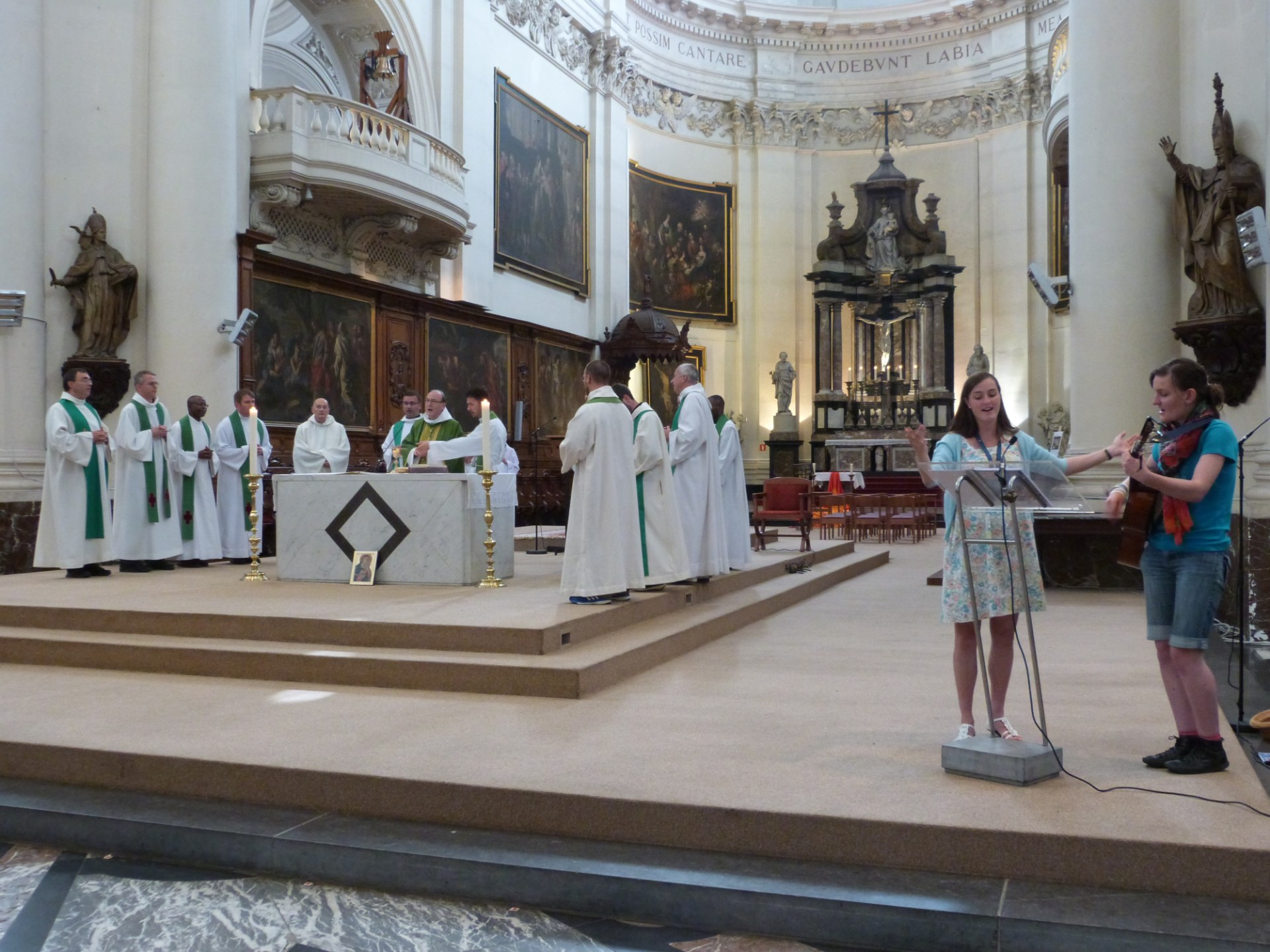 P1130359 messe a la cathedrale St Aubain de Namur