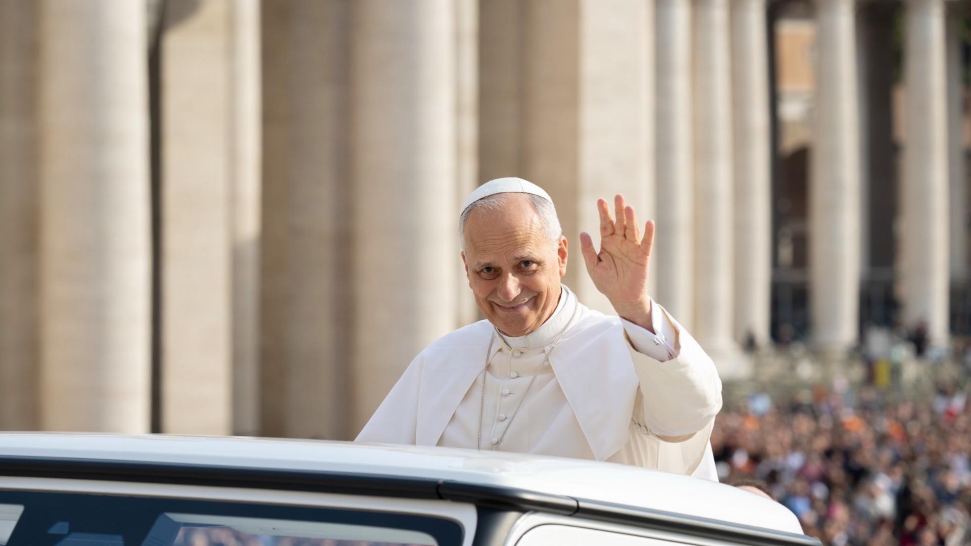 Pape-SALUT-2_cVatican Media_42851_15102025