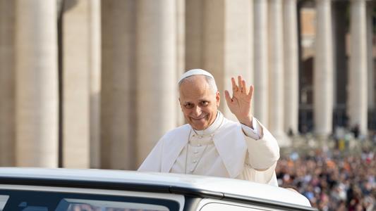 Pape-SALUT-2_cVatican Media_42851_15102025