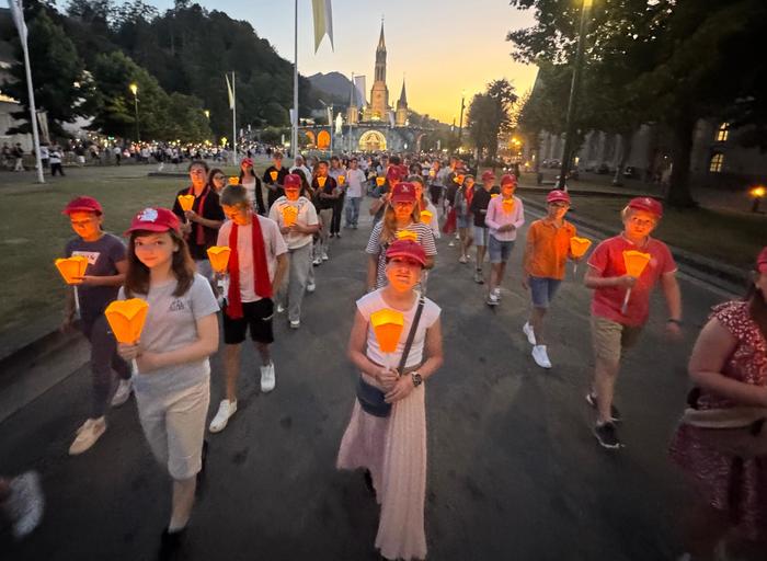 pele jeunes Image 2025-08-24 procession mariale