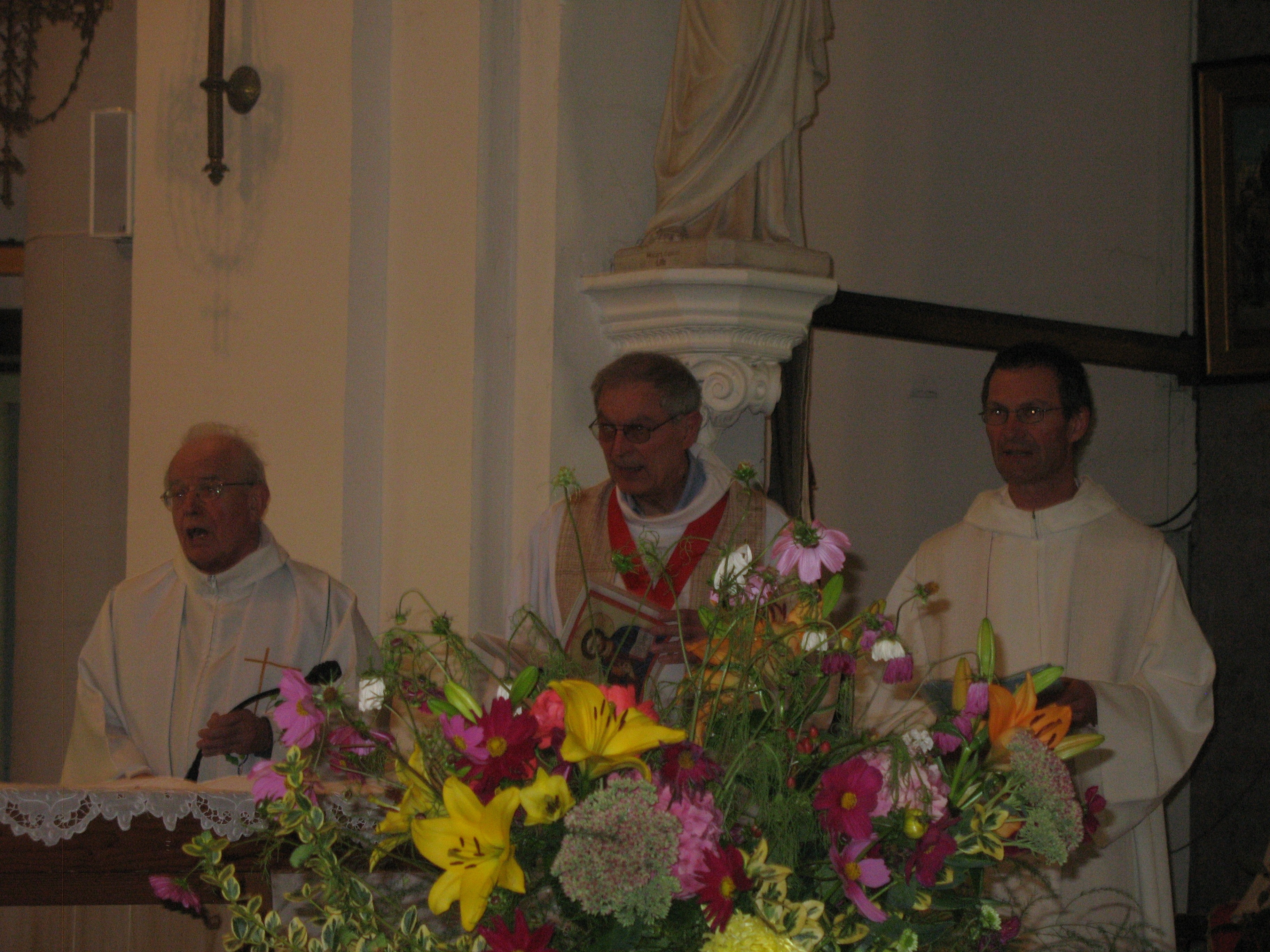 Mgr Denis Lecompte, invité et les célébrants de la paroisse St François en Val d'Escaut , Jean Dubreucq et Christophe Decherf
