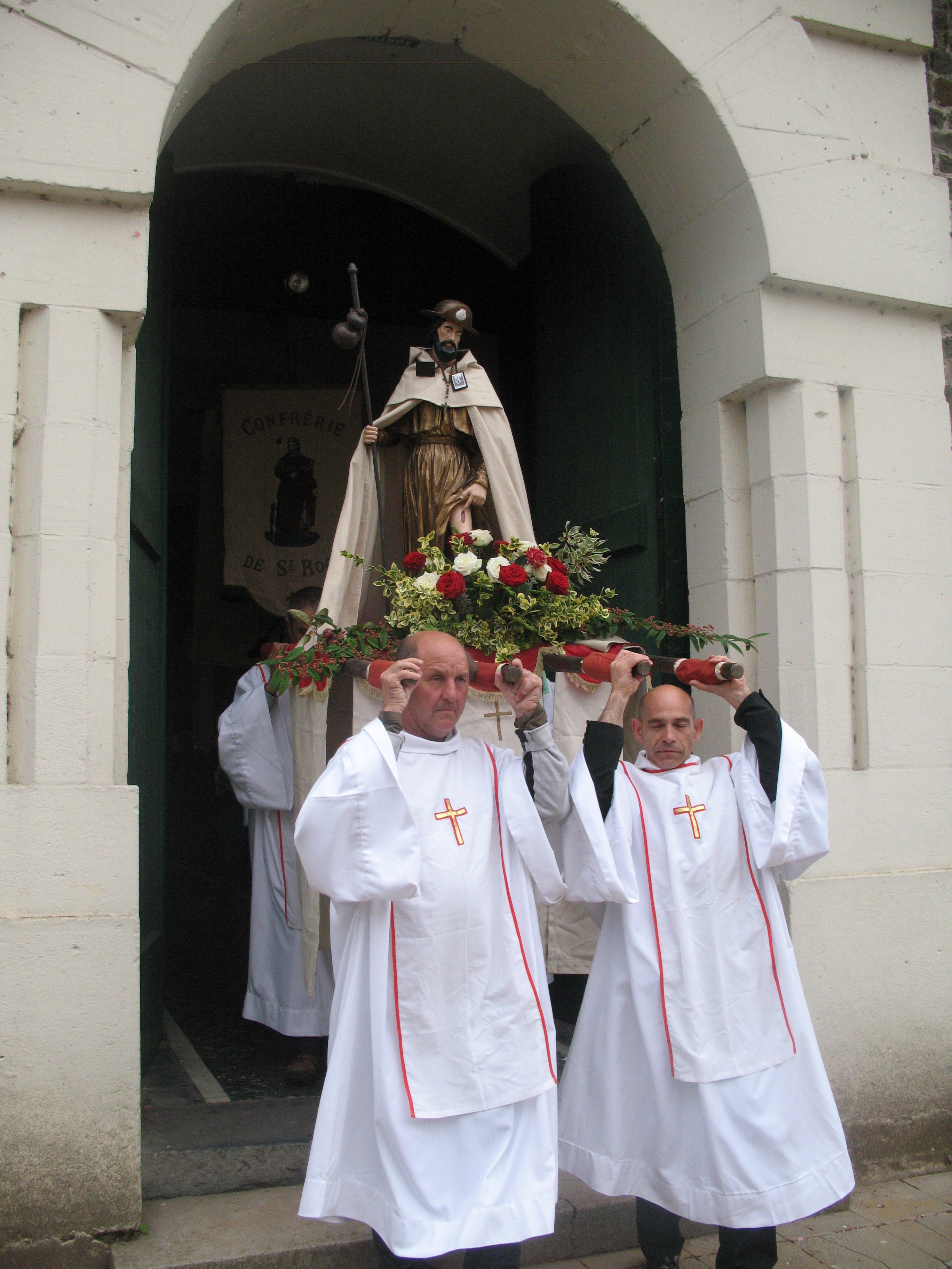 Après la messe dominicale,les pèlerins sortent en procession