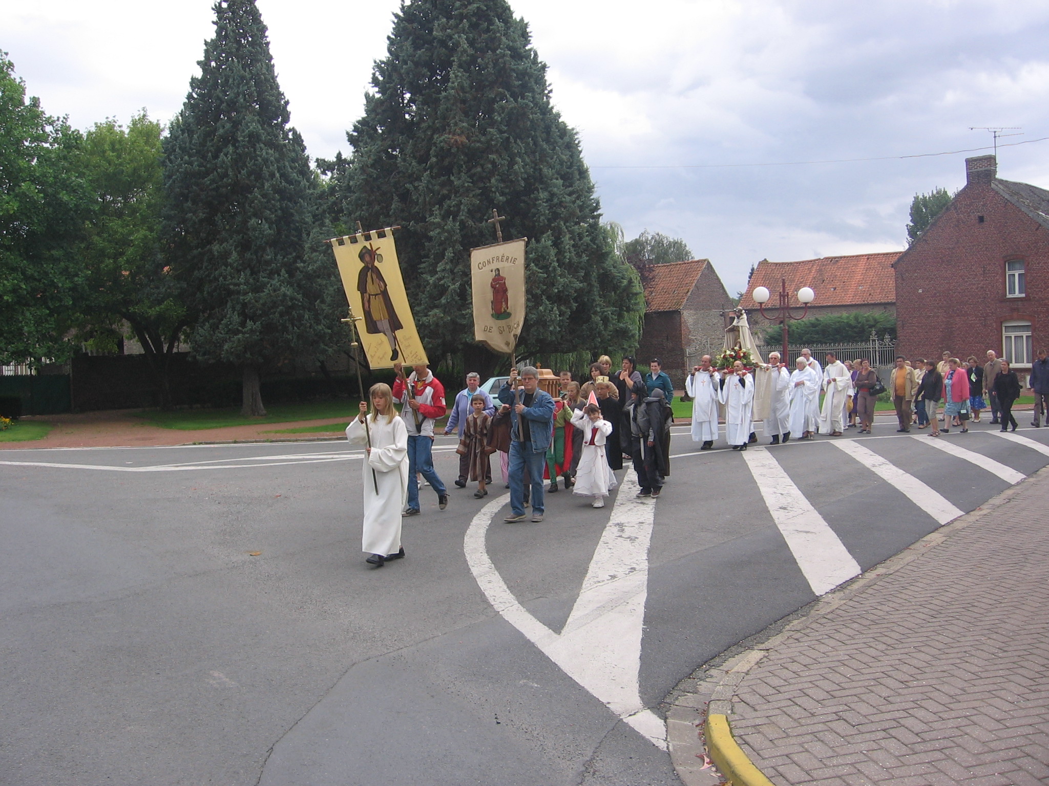 La procession se dirige vers la chapelle St Roch d'Hergnies