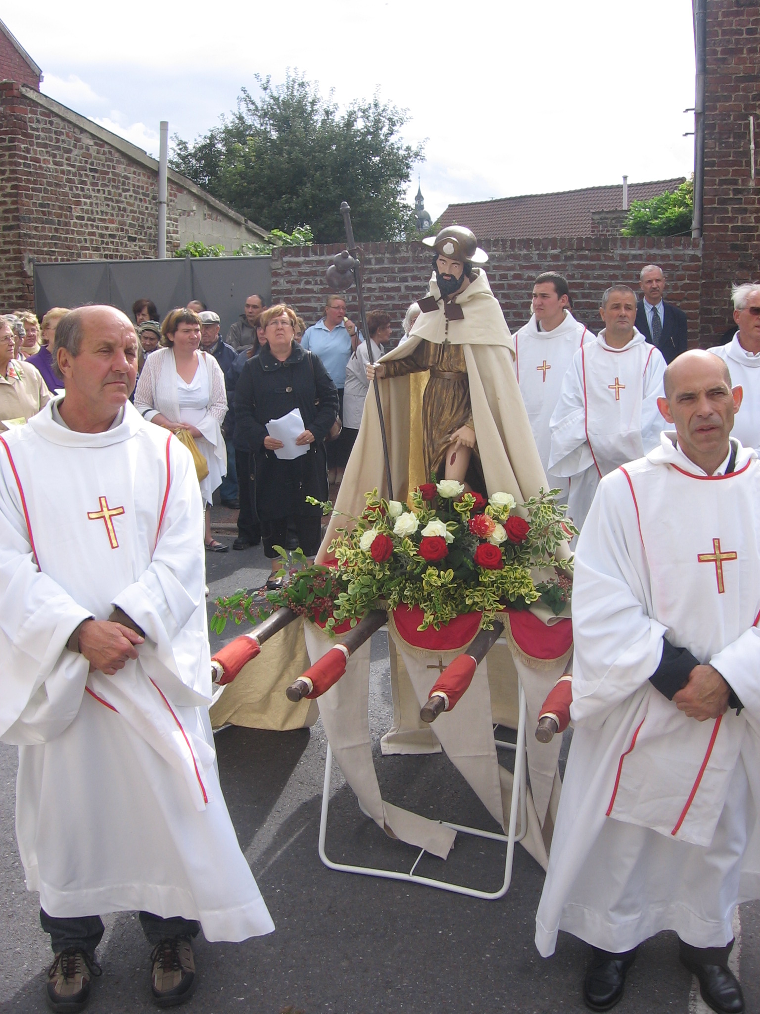 La procession se dirige vers la chapelle St Roch d'Hergnies