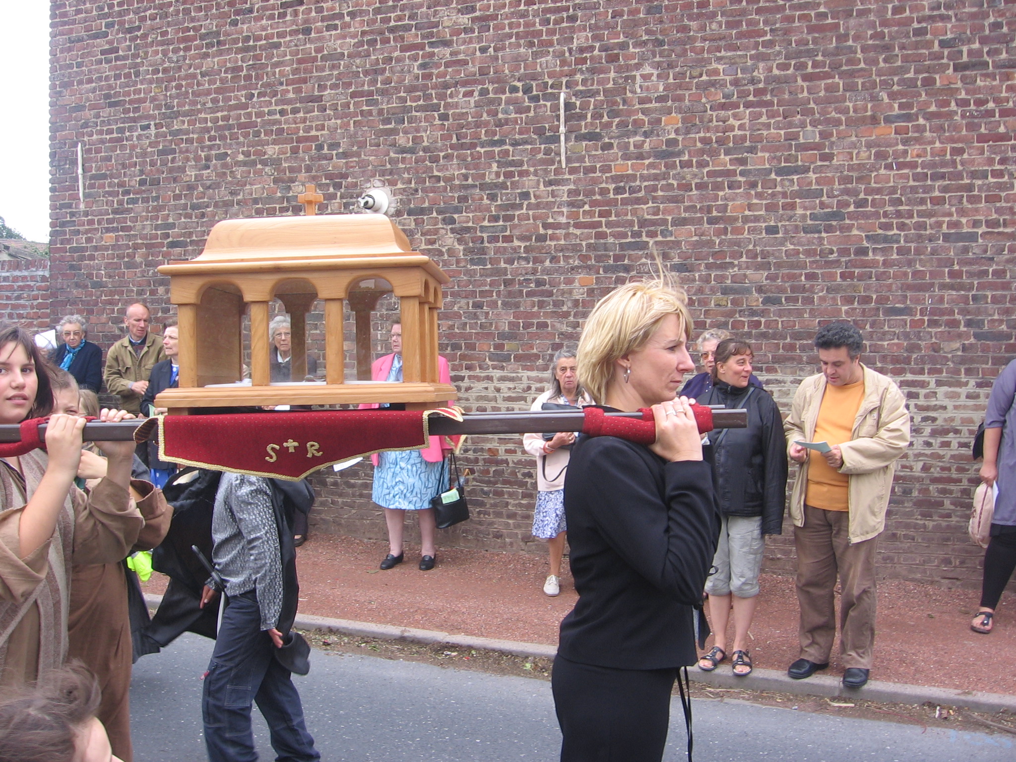 La procession, avec les reliques de St Roch,  se dirige vers la chapelle St Roch d'Hergnies