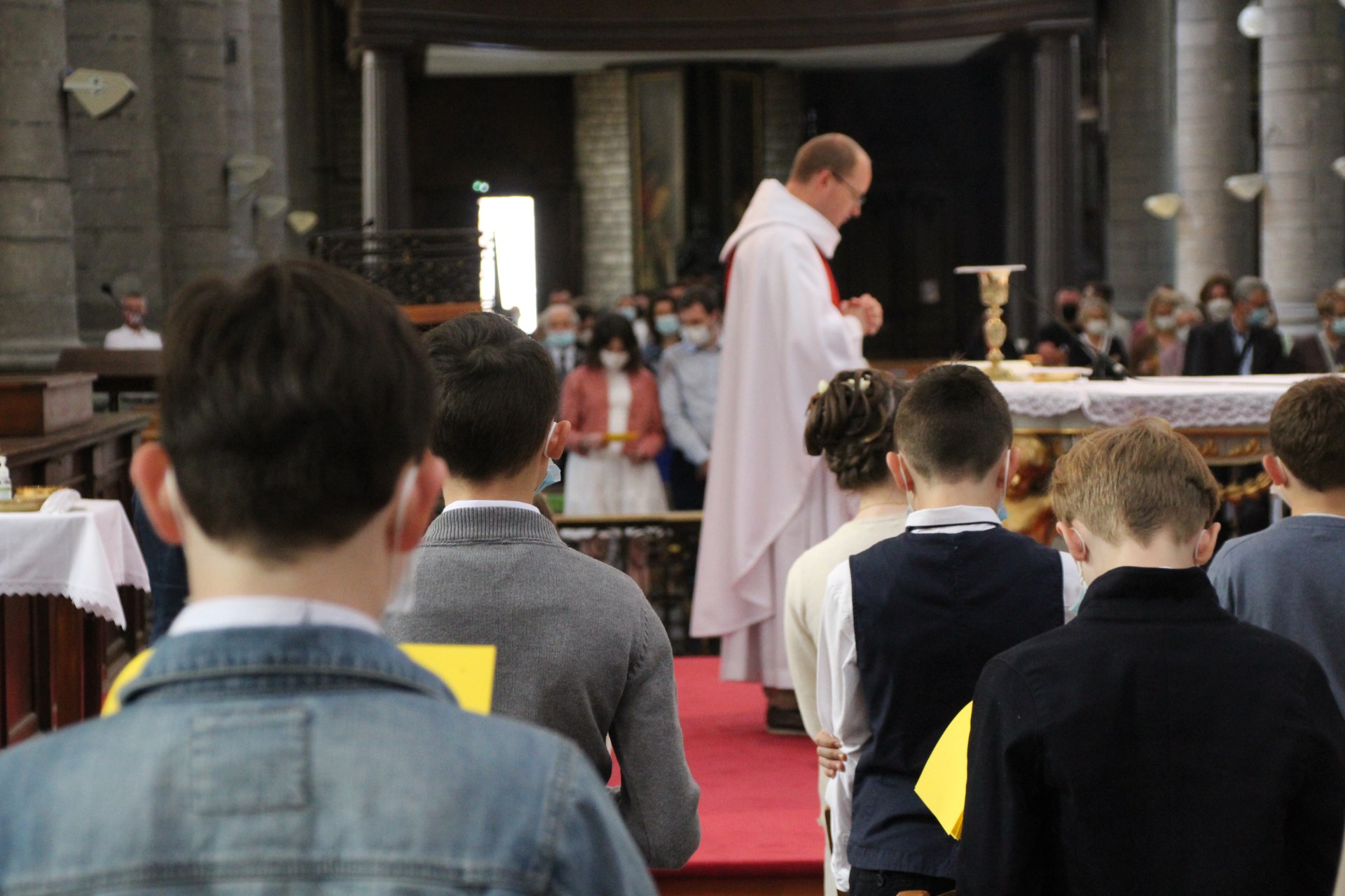 Pendant la prière eucharistique.