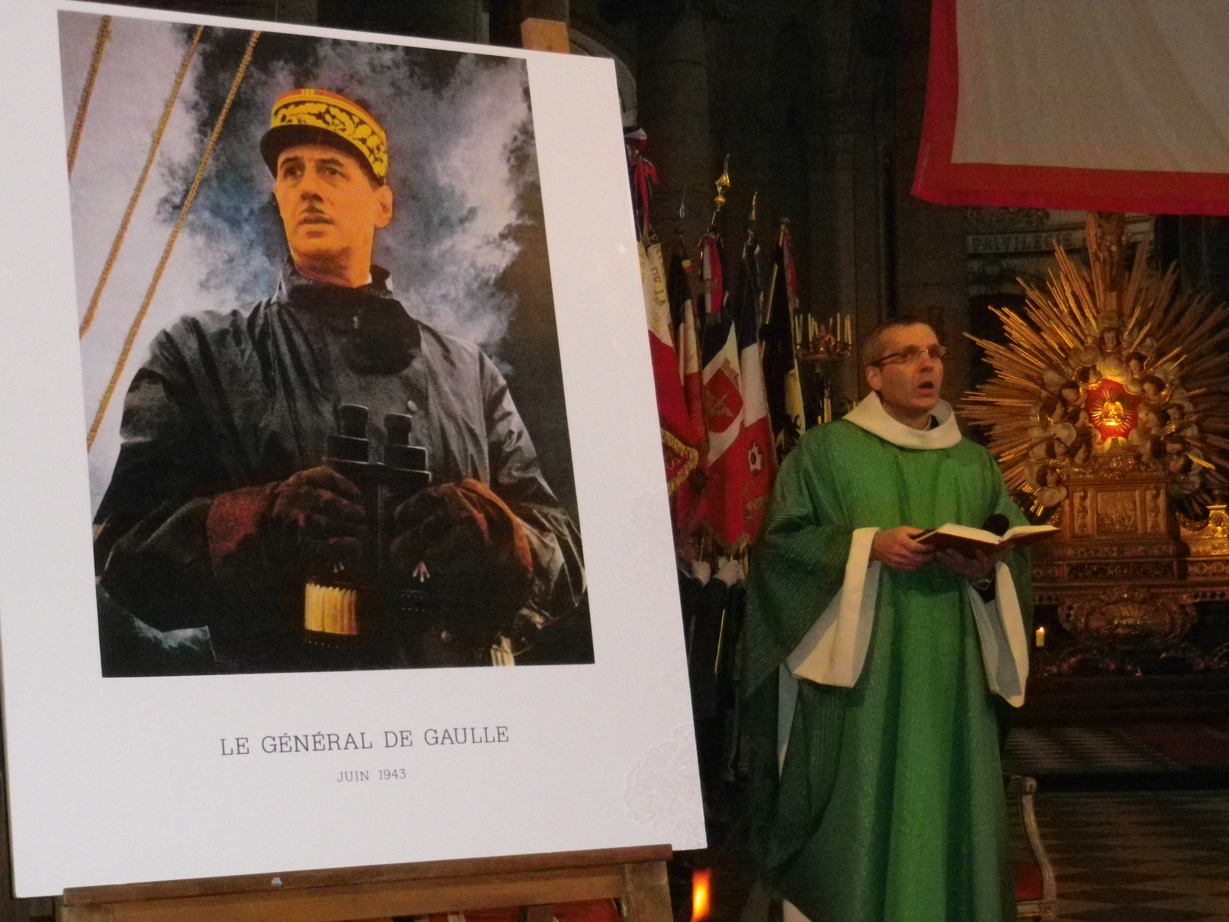 ... Entre Charles de Gaulle et le Seigneur présent au tabernacle...