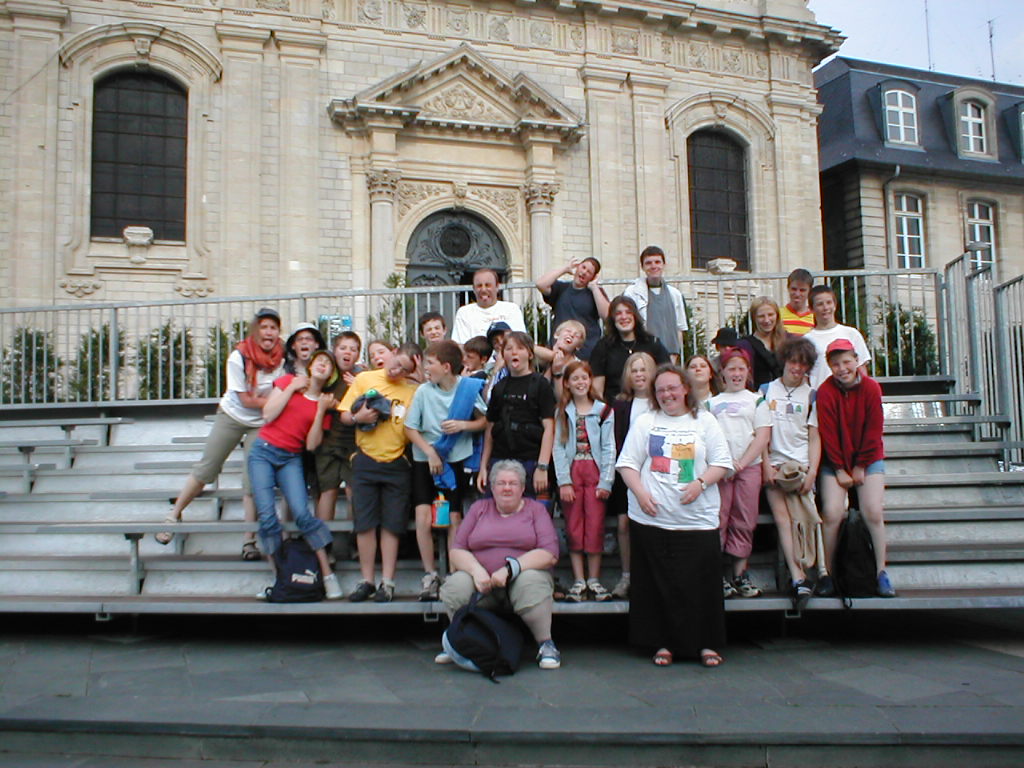 Photo de groupe devant la cathédrale, dans la trib
