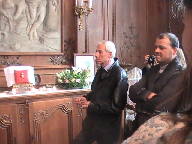 sur la droite, le doyen et recteur de la cathédrale, Mathieu Dervaux