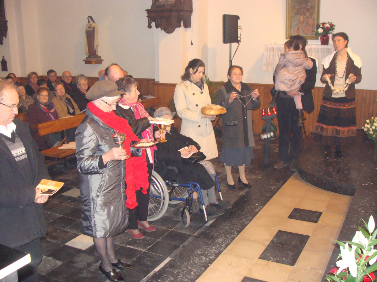 Cyprienne représente le groupe qui vient prier Marie avec le chapelet