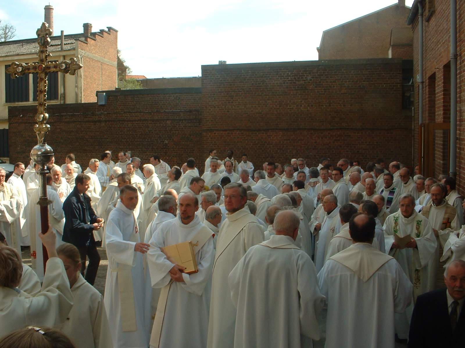 les prêtres se mettent en place pour la procession
