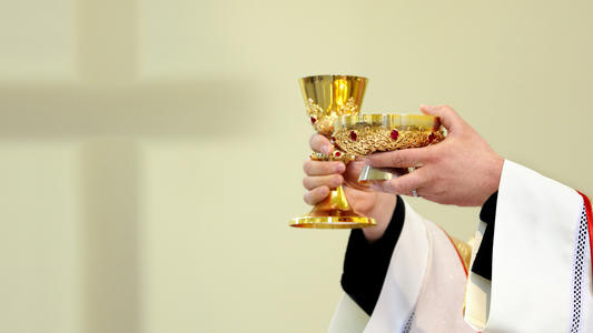 © - fotolia.com Priest celebrate a mass and holy communion at the