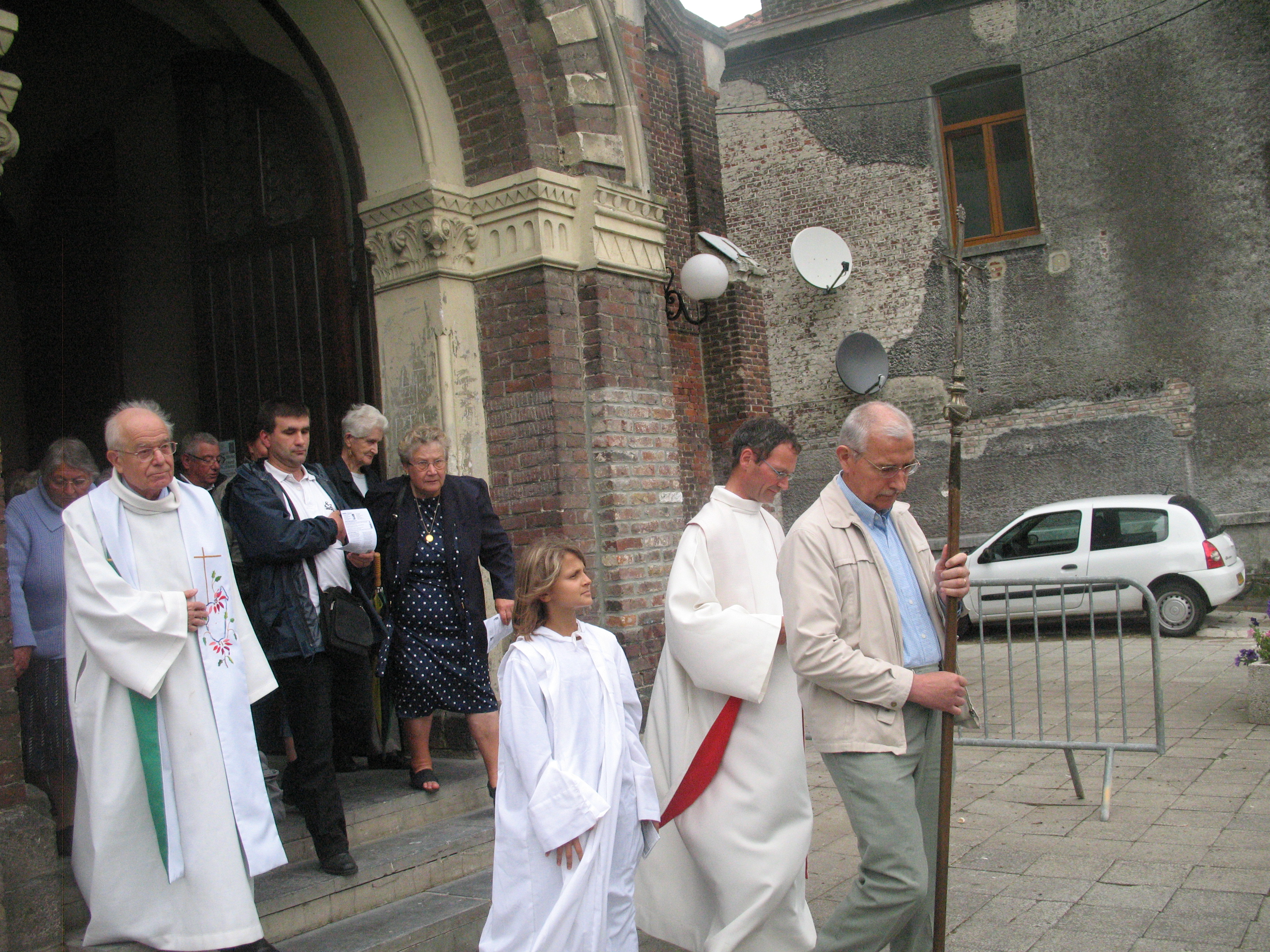 De l'église Notre-Dame à la chapelle Notre-Dame de Malaise.
Avec deux des prêtres de la paroisse : Jean Dubreucq et Christophe Decherf