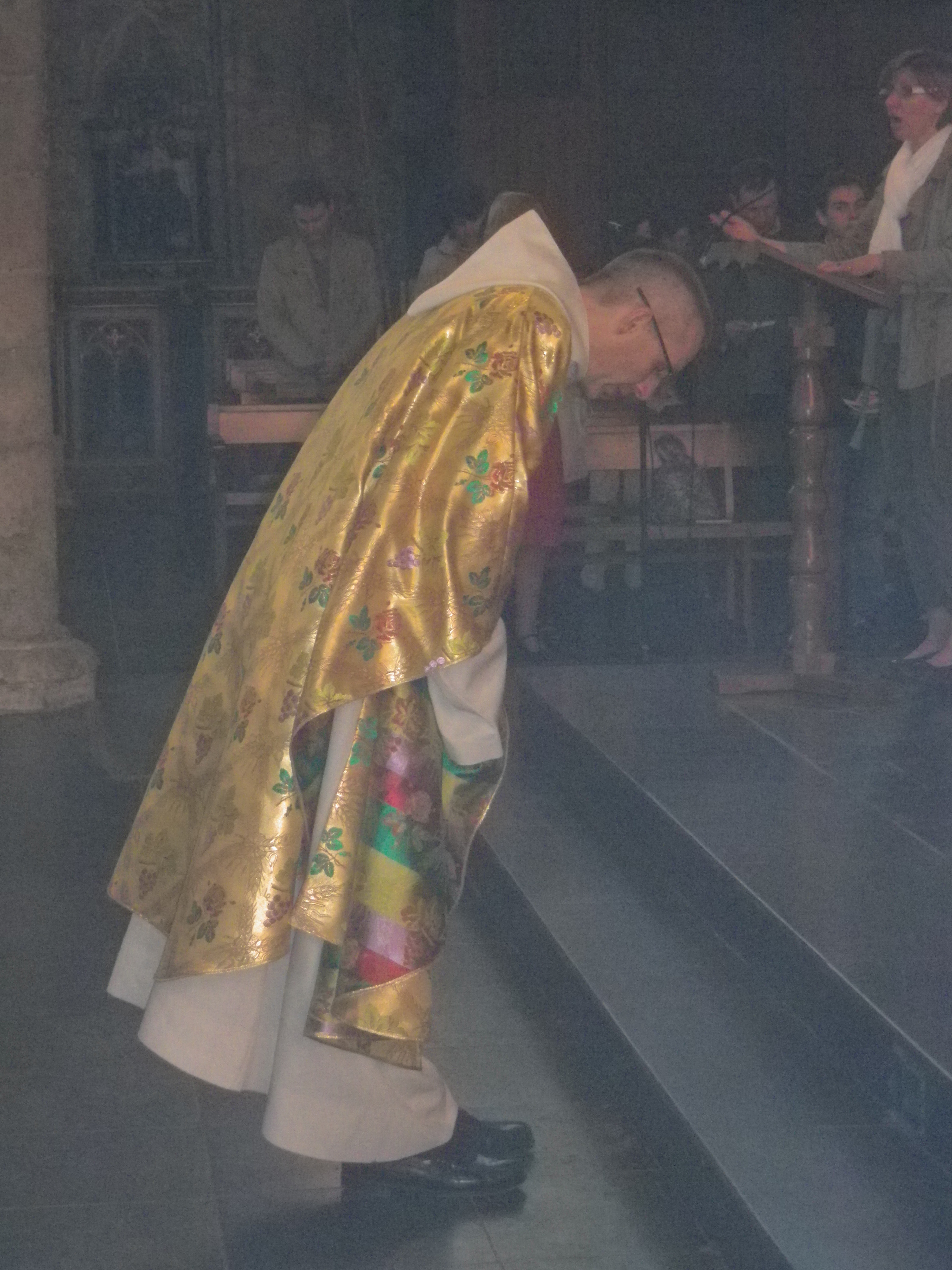 Le père José Van Oost s'incline devant l'autel, au milieu des volutes d'encens...