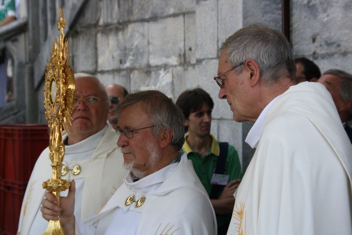 O-Procession_eucharistique