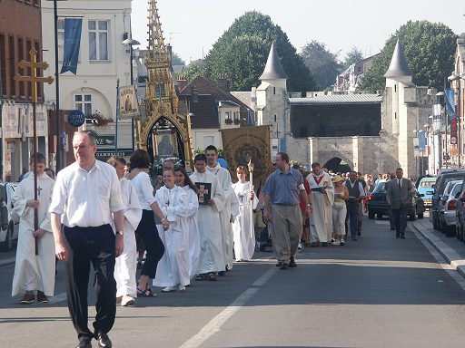 La procession part de la cathédrale
