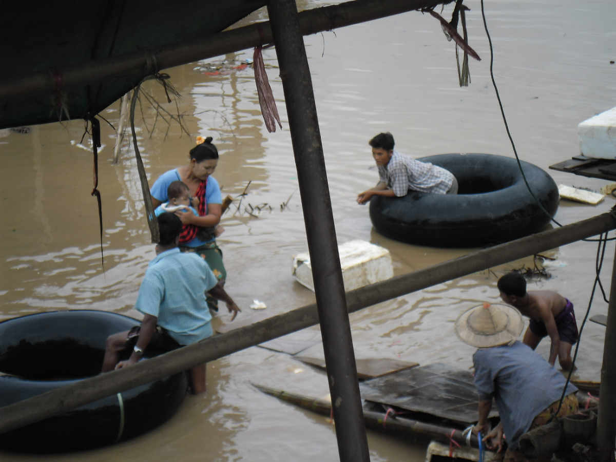 réfugiés birmans traversant le fleuve frontière