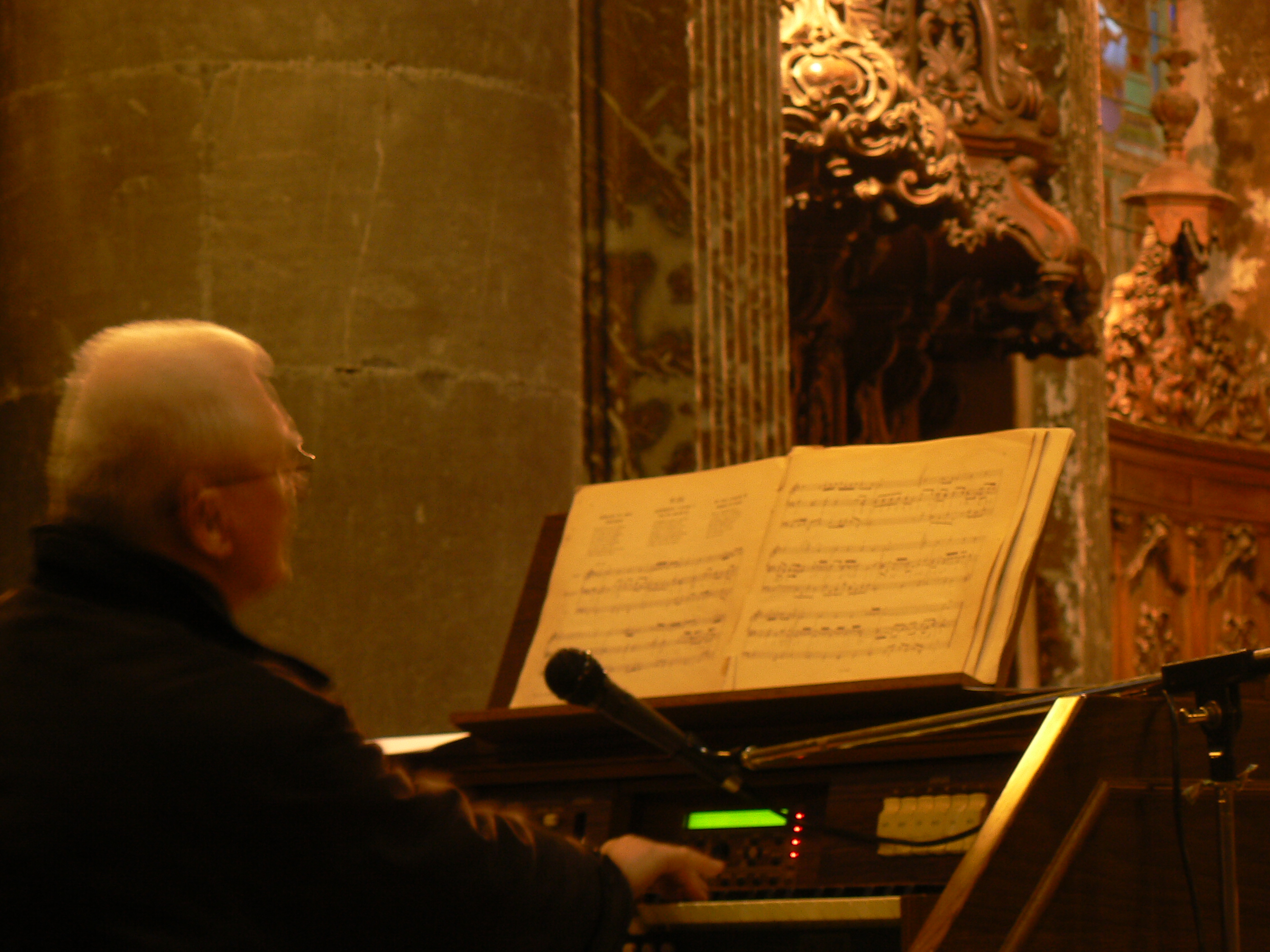 interprétant divers chorals de J-S Bach
("Mystère du Calvaire", "Ô homme ,pleure sur tes péchés" ...)