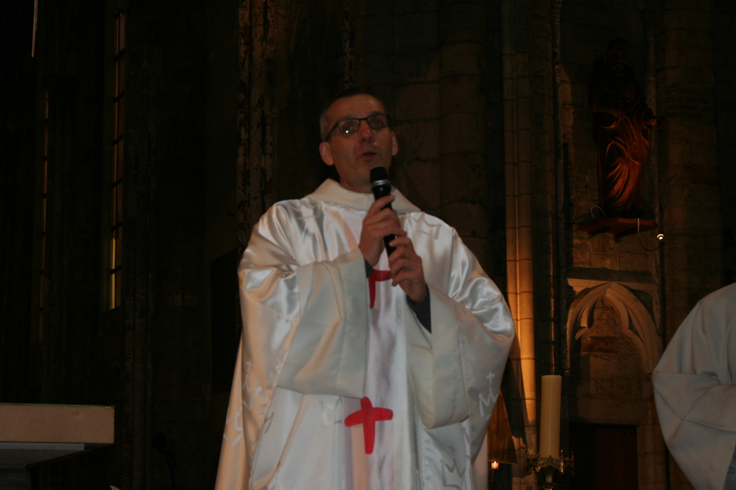 L'abbé José Van Oost, revêtu de la chasuble des JMJ de Madrid.