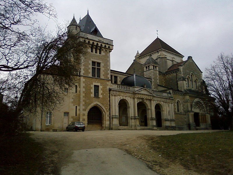 Vue générale de la façade Est du château de Fontaine-les-Dijon.