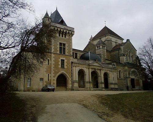 Vue générale de la façade Est du château de Fontaine-les-Dijon.