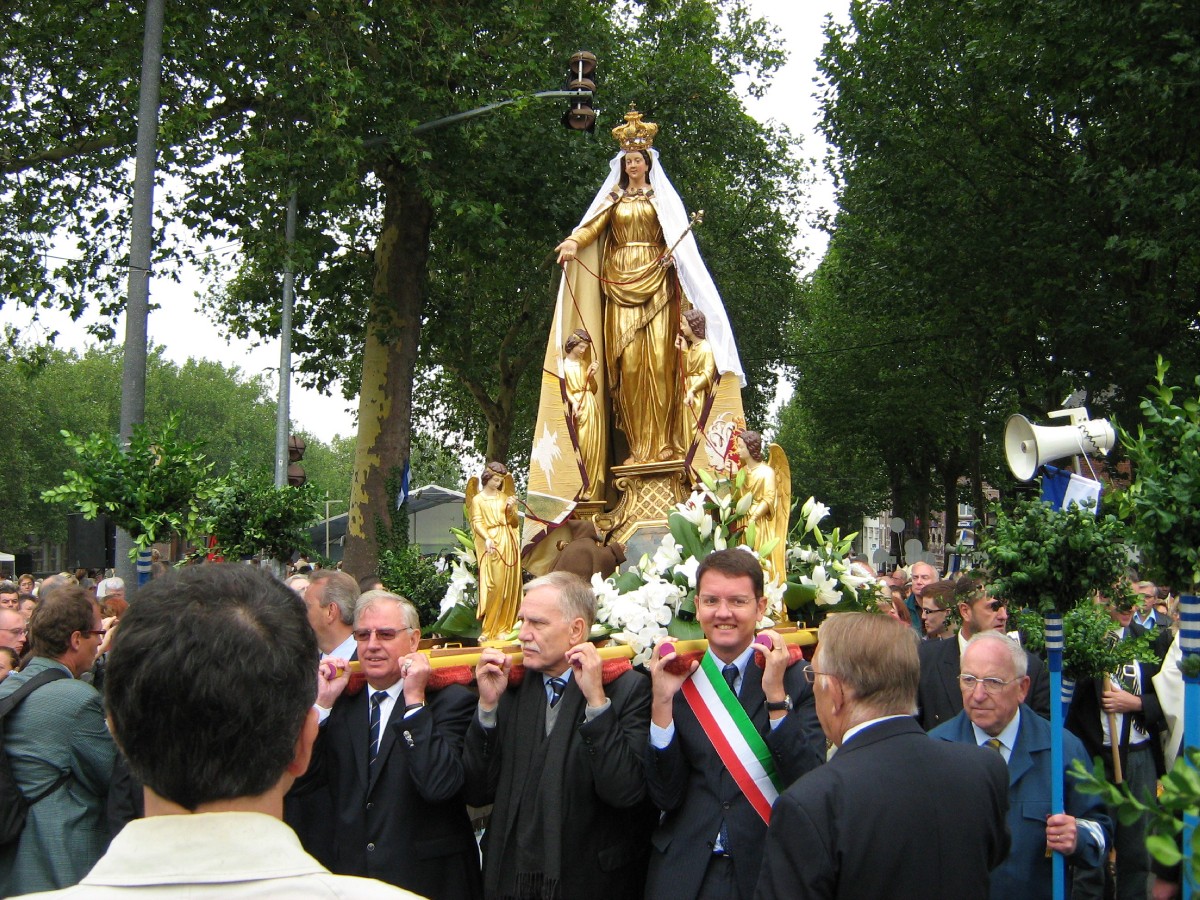 Tour du Saint Cordon, avec M. Riquet, député-maire de Valenciennes, et les officiels