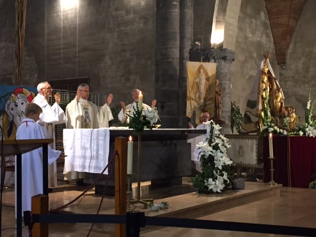 Les célébrants de cette eucharistie sont ceux de la Paroisse ND du St Cordon ! Jean-Marie et Bruno : le père André complète le trio.