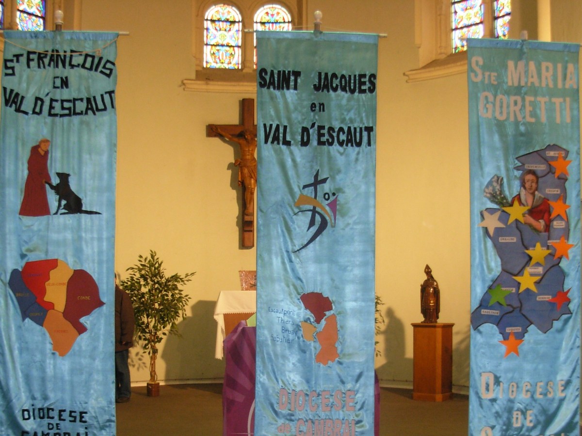 Bilan de la visite pastorale dans le doyenné des Marches du Hainaut : la célébration eucharistique. Les bannières des 3 paroisses