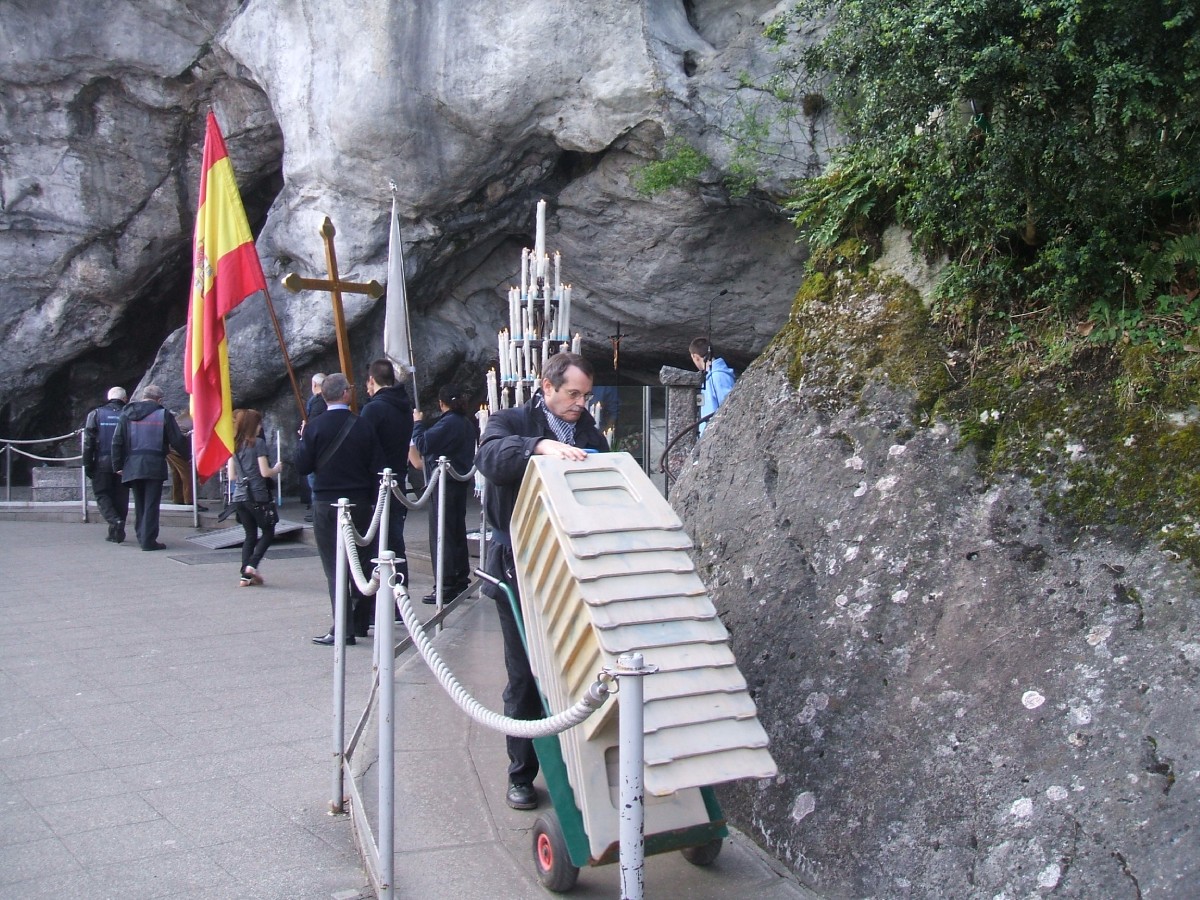 Service cérémonie à la Grotte