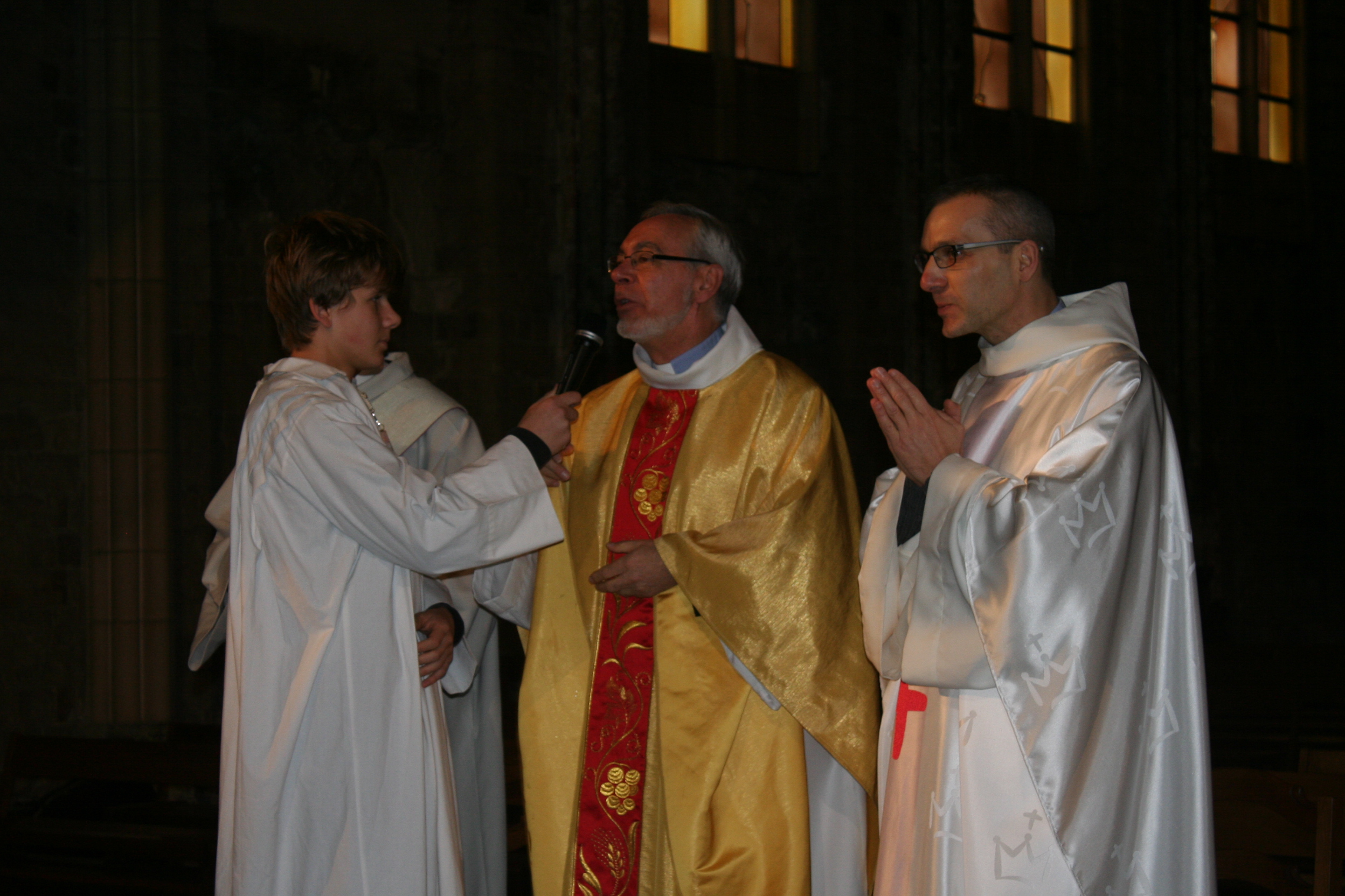 Signe de croix et mot d'accueil du père Merville.