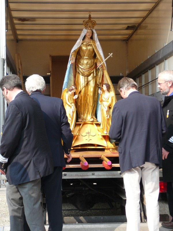 La statue est installée dans la camionnette