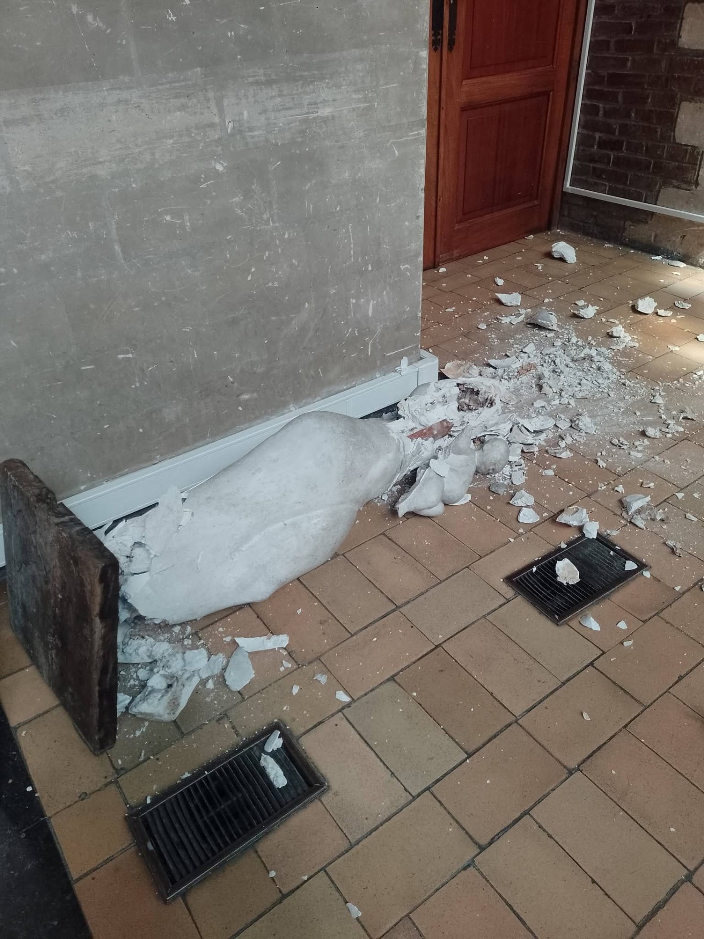 Statue le silence detruite