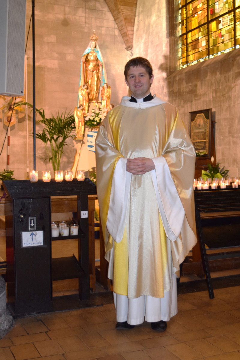 Père Matthieu aux côtés de Notre Dame du Saint Cordon