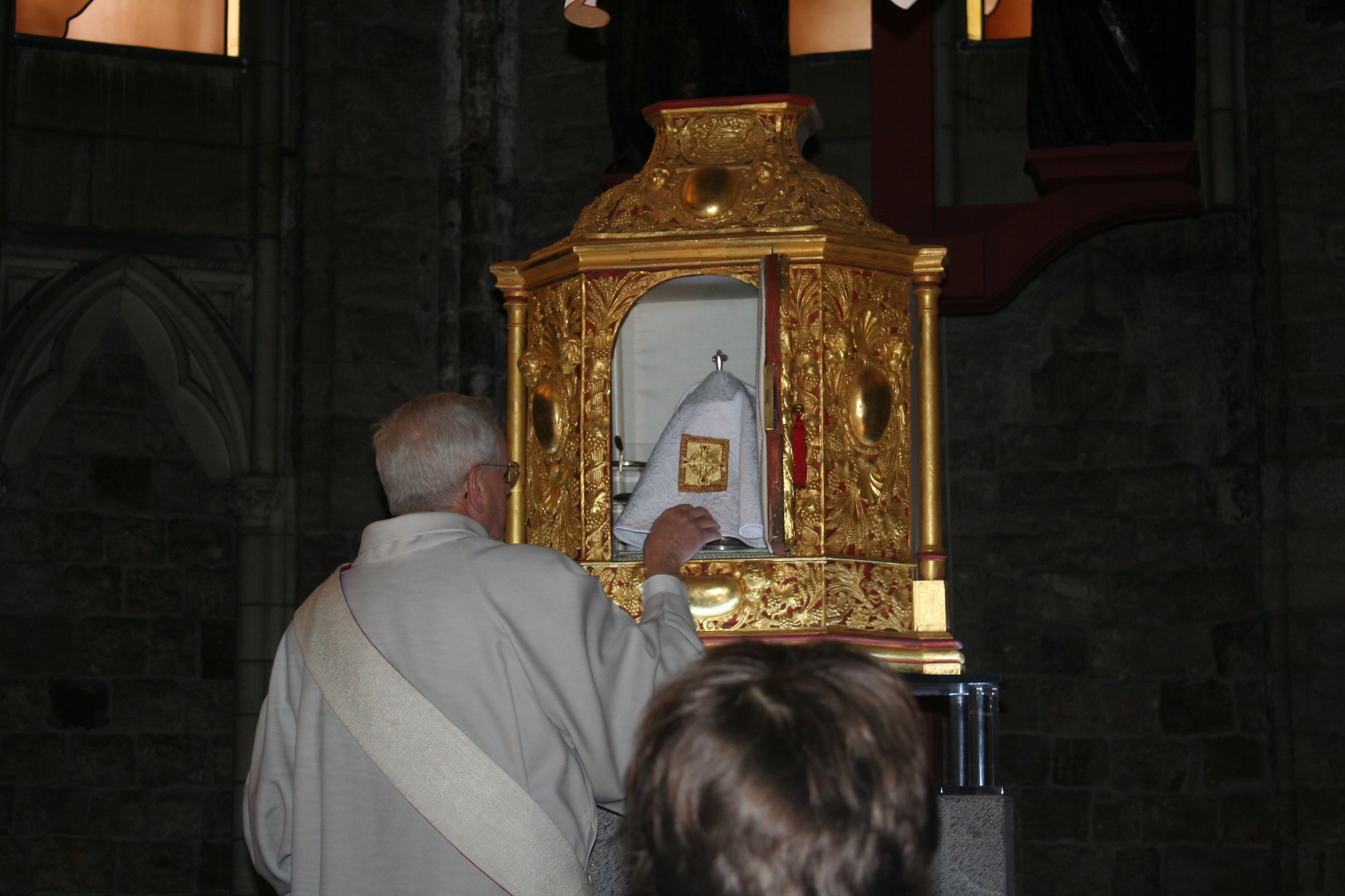 Après la communion, le diacre remet le ciboire contenant les hosties consacrées restantes dans le tabernacle.