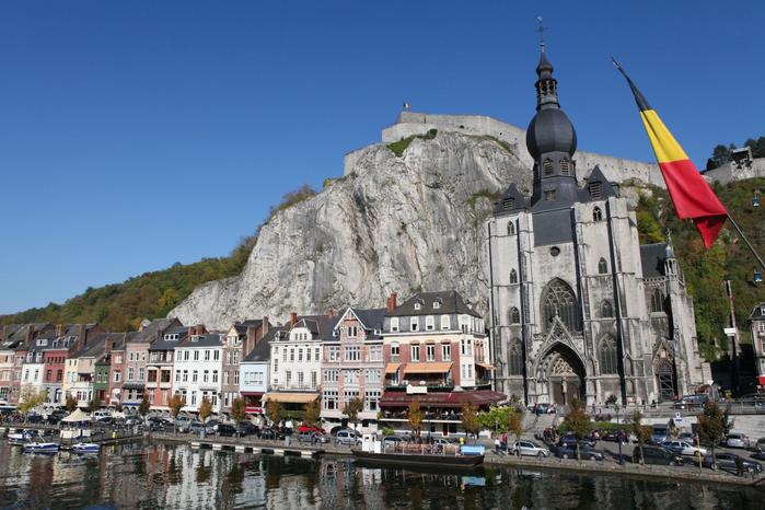 the-center-of-the-town-of-dinant-with-citadelle-an