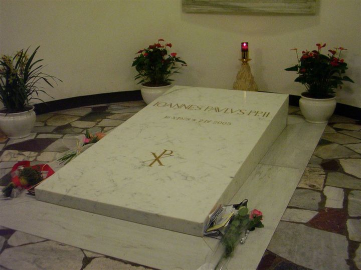 Ou Se Trouve La Tombe De Jean Paul Belmondo Le Jeudi Saint, fête des prêtres