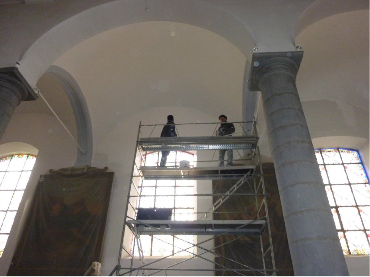 Les impressionnants échafaudages pour les peintures des nefs.