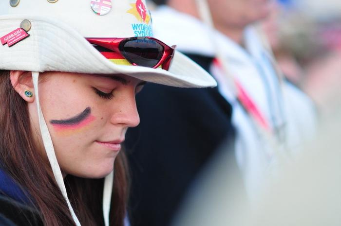 Une jeune allemande se recueille