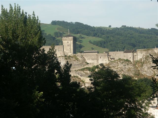 Une vue de du fort de Lourdes, depuis le camp des