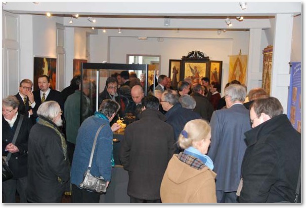 Une foule curieuse et attentive aux explications des guides