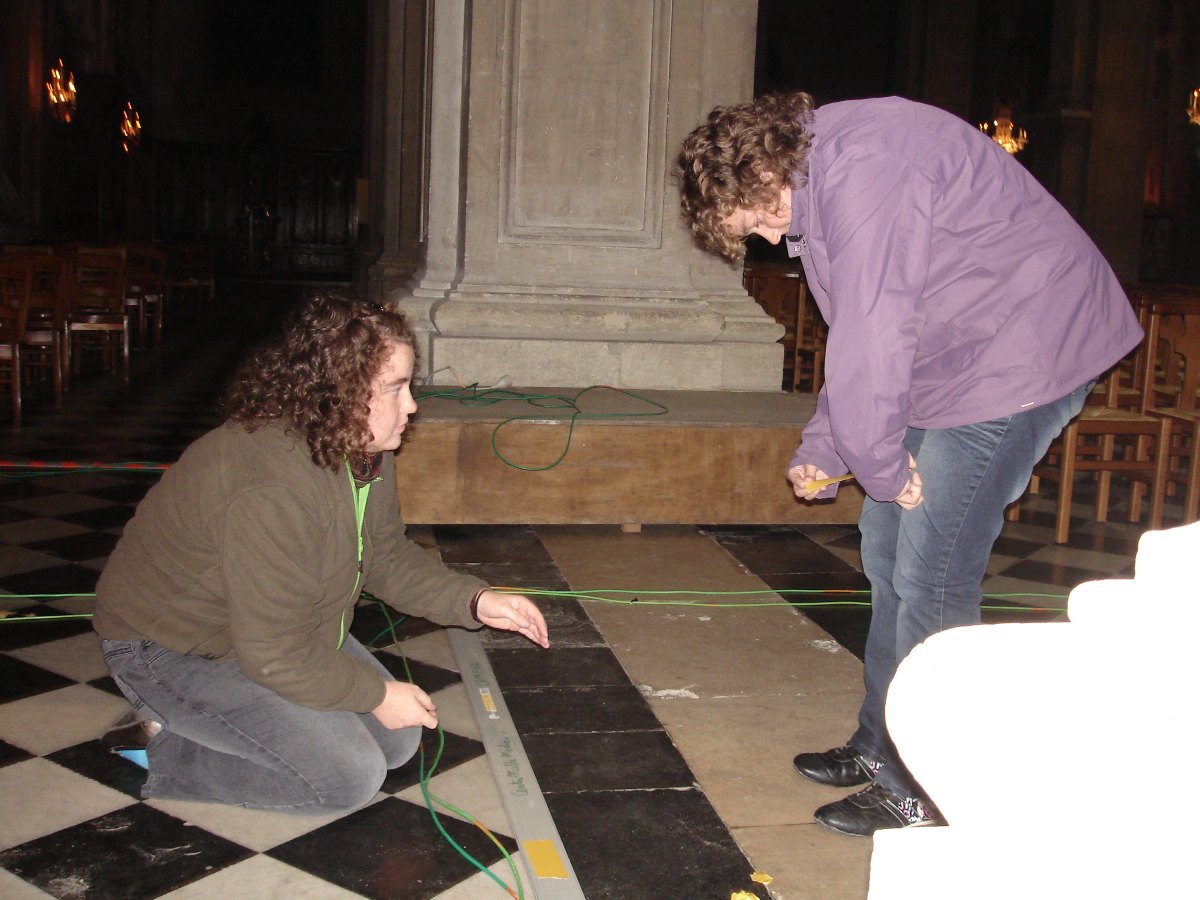 Anne-Laurence et Marie-Aline fixent les câbles au sol