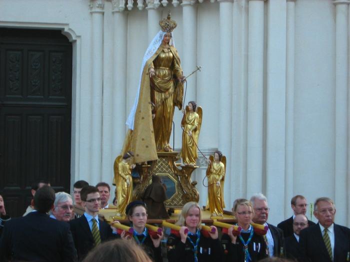 Veillée tour jeunes - devant la basilique